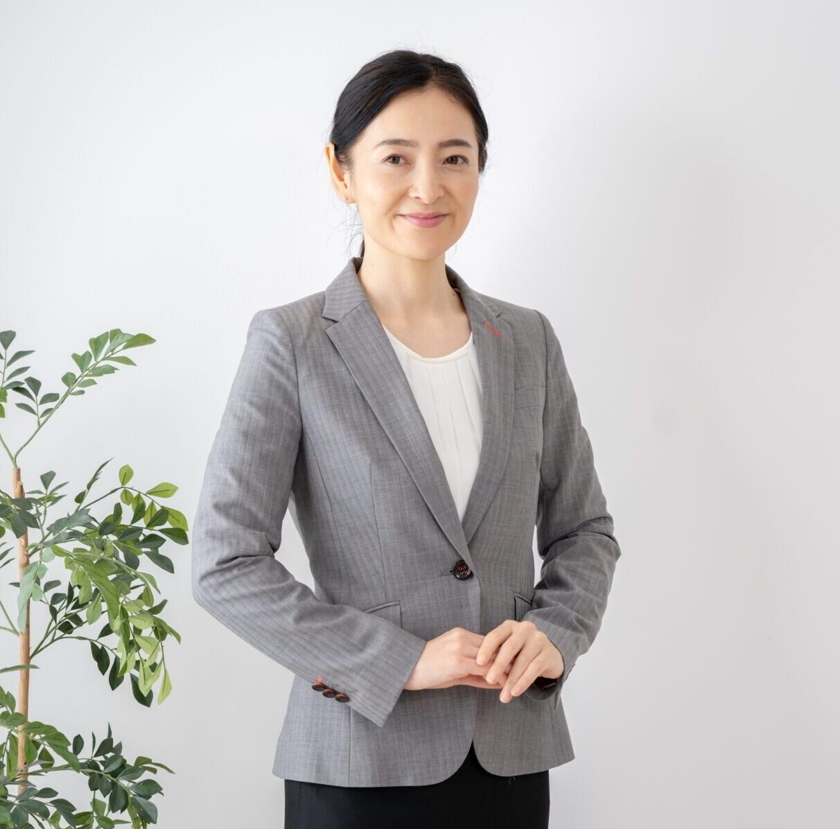 正面を向いて立つ女性の画像